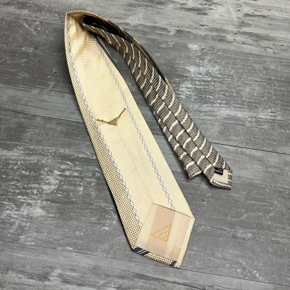 Vitaliano Pancaldi Cream w/ Grey & Gold Abstract Pattern Tie - Picture 2 of 7